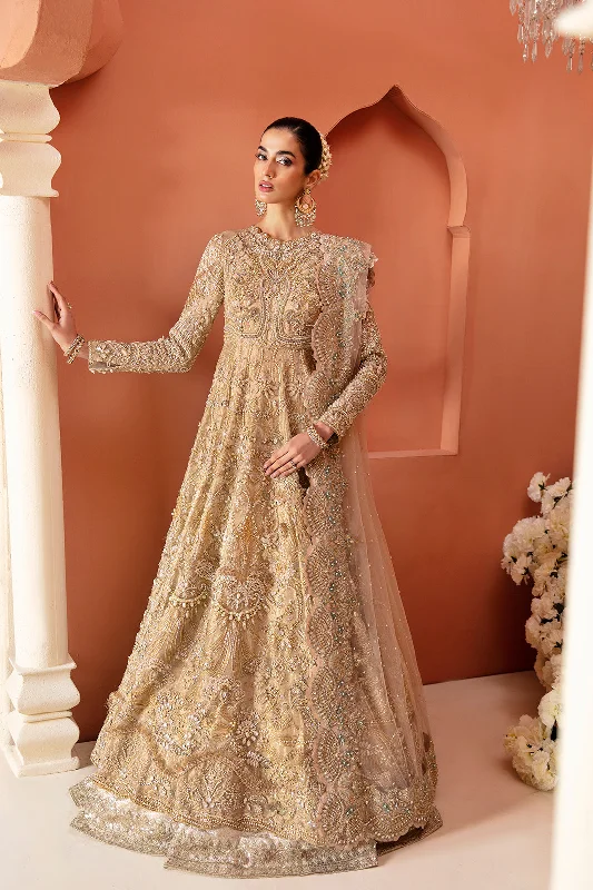 Sophisticated Street Style Offers Embellished Pakistani Bridal Outfit in Royal Gown Style Vintage Look