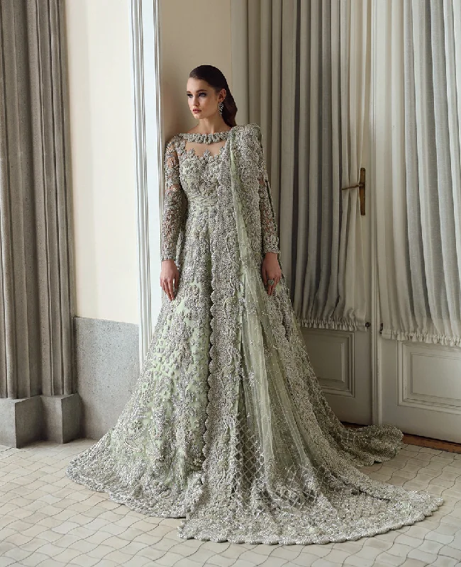 High-End Style Discounts Pakistani Bridal Dress in Royal Gown and Dupatta Style Final Clearance